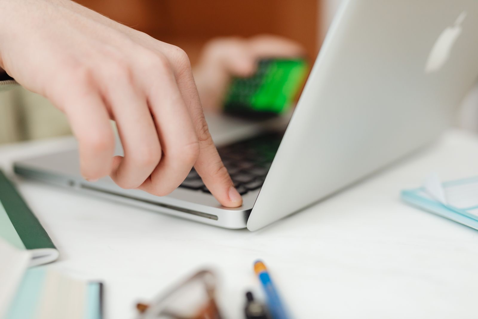 Hands at a laptop beside an identity card and a smart-card reader